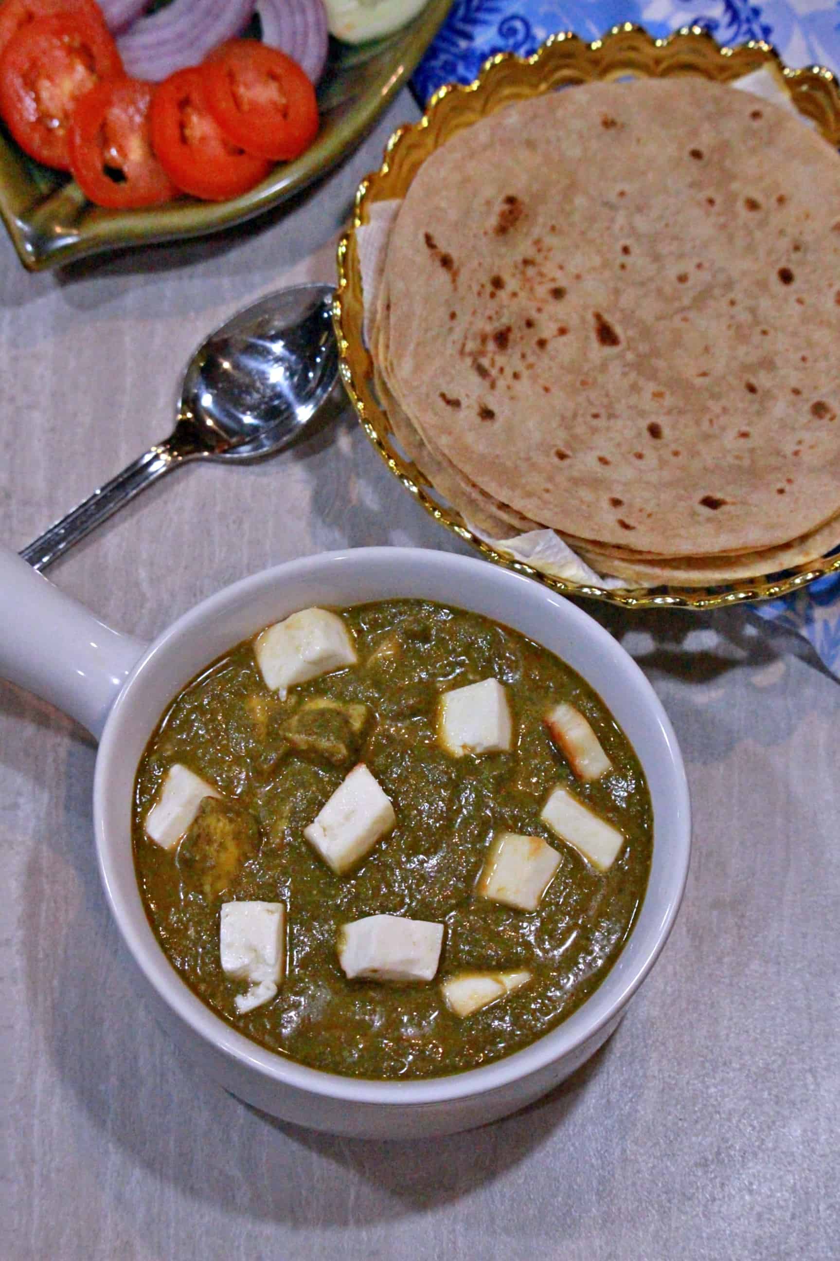 Paneer cubes in spinach gravy