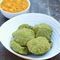 Palak Puri or Spinach Poori | Deep Fried Spinach Flatbread