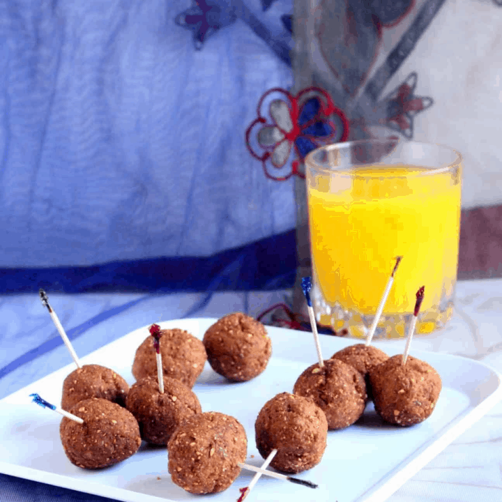 Vaazhakkai Kola Urundai – Raw Banana Fried Balls in a Tray