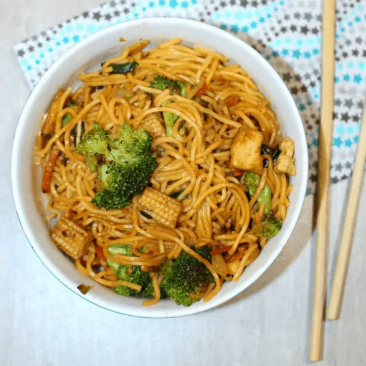 Vegetable Lo Mein in a Bowl