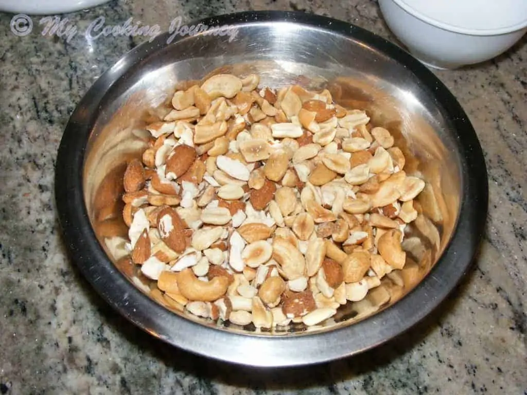 Cashew nut and Almond in a bowl
