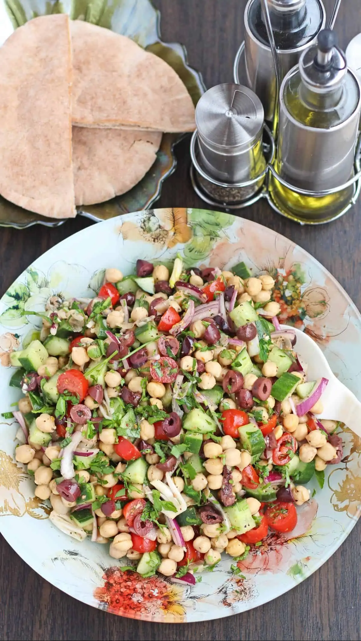 chickpeas salad with vegetables