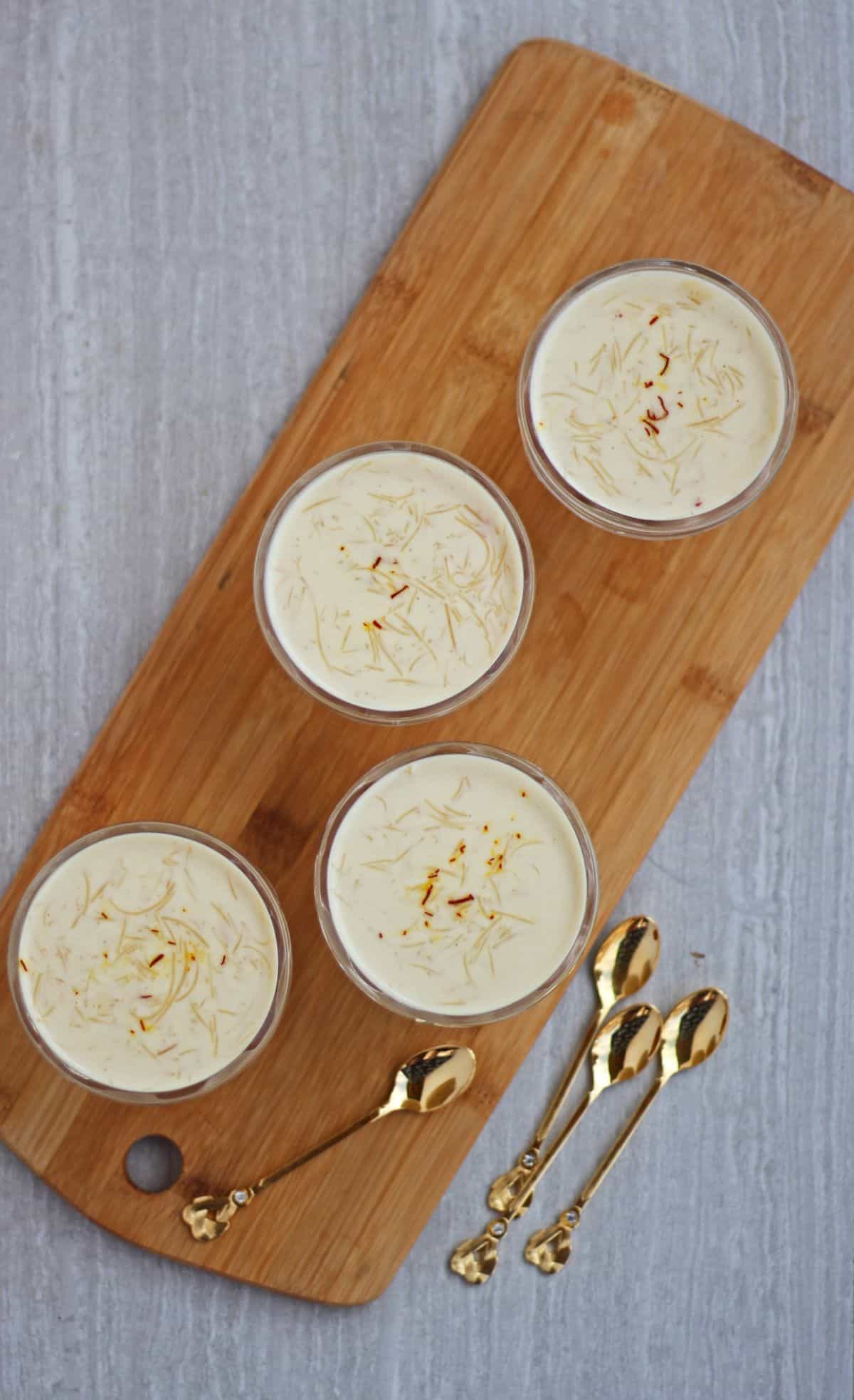 vermicelli kheer in 4 bowls with spoons on the side