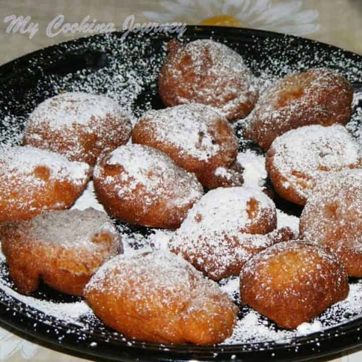 Zeppoles in a black plate - Featured Image