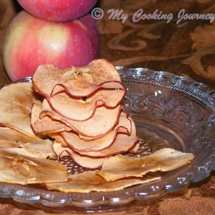 Apple Chips in a glass plate with an apple on the side - Featured Image.