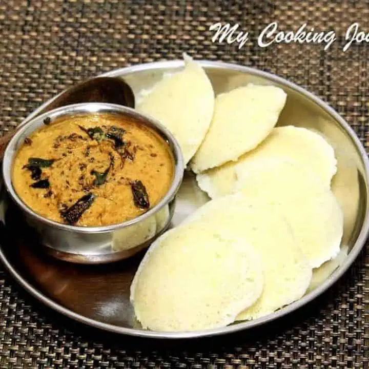 Ulundhu Chutney in a pate with Idli - Featured Image.