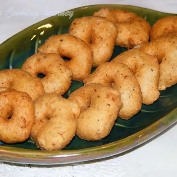 Ullundhu Vadai in a green plate - Featured Image