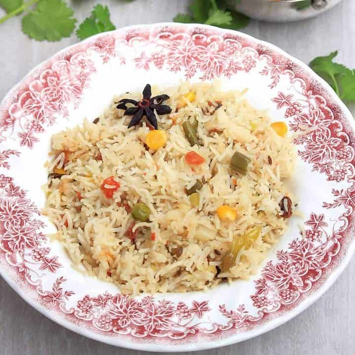 Vegetable Pulao in a bowl - Featured Image
